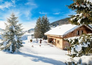chalet sous la neige