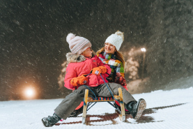 mère enfant luge neige