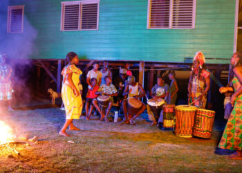 femmes qui dansent musique nuit