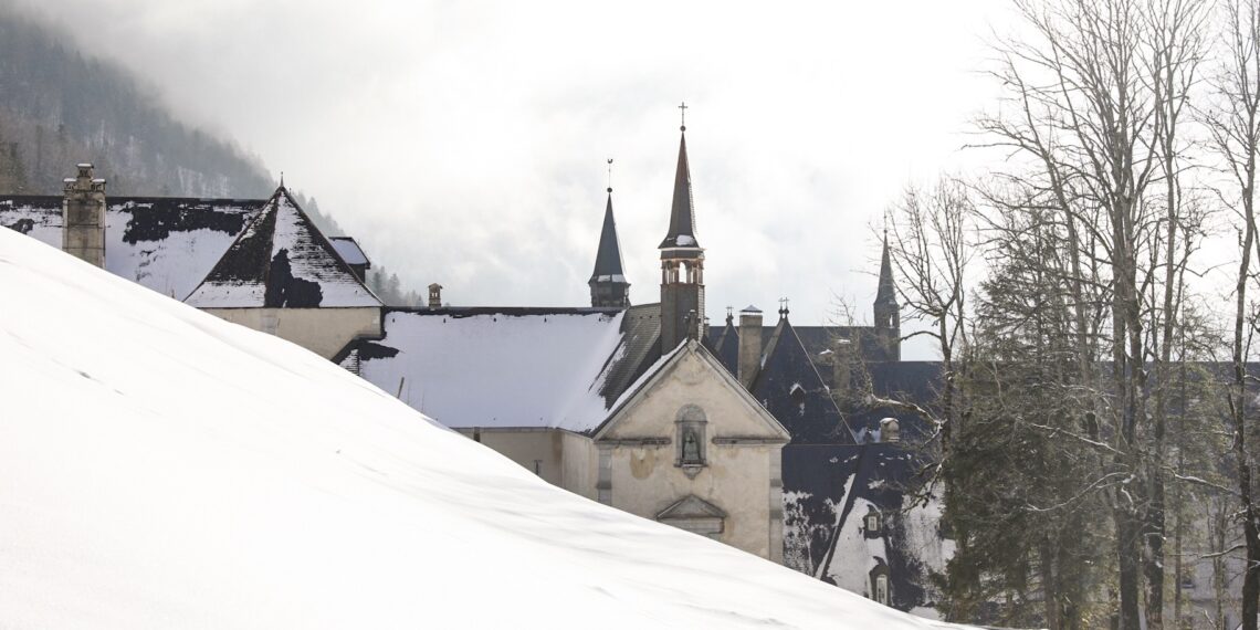 église clocher neige