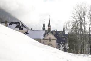 église clocher neige