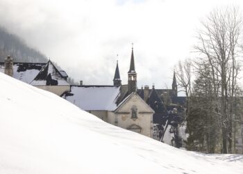 église clocher neige