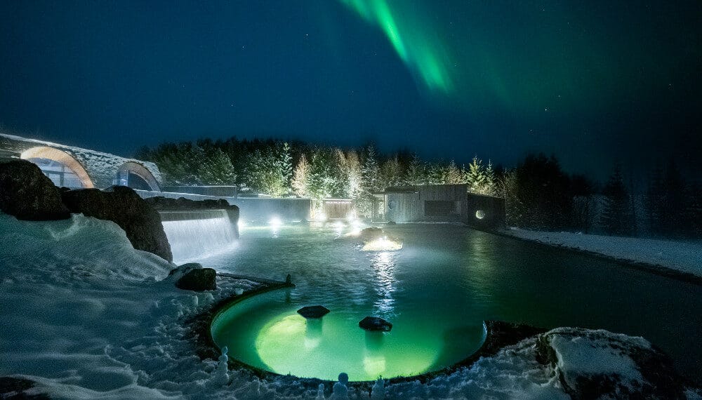 aurore boréale lagon nuit