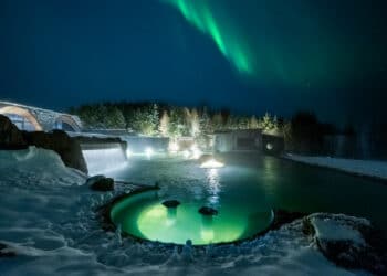 aurore boréale lagon nuit