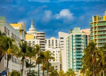 bâtiments colorés art déco