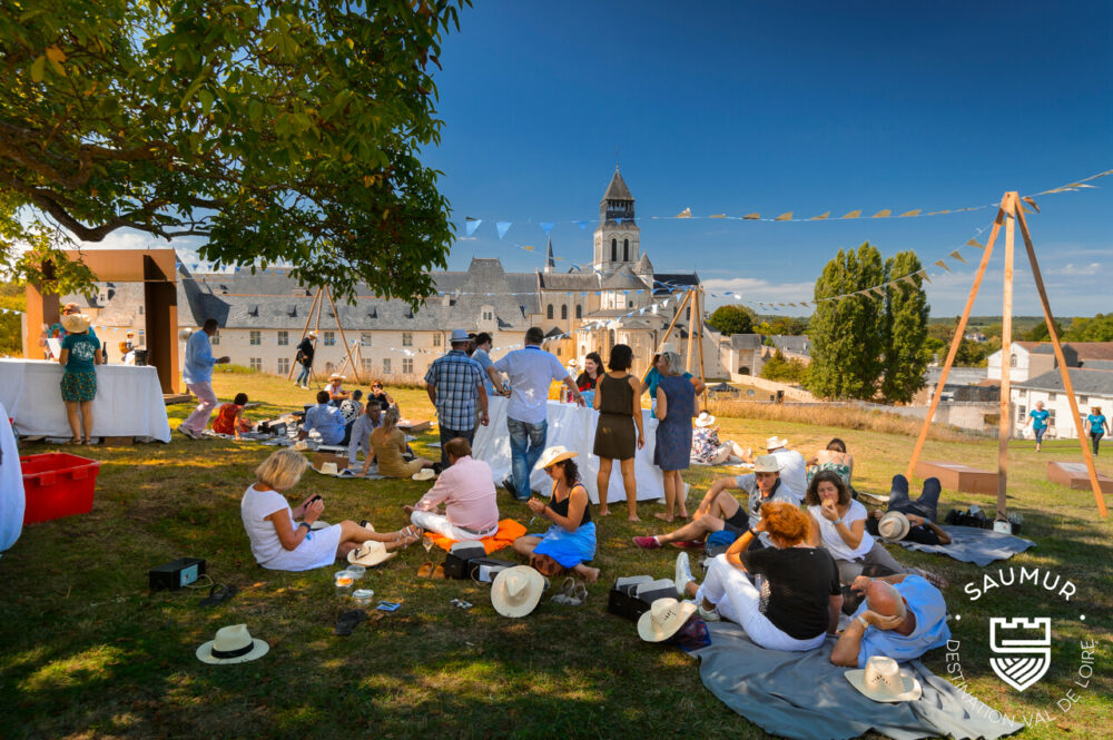 foule pique nique château