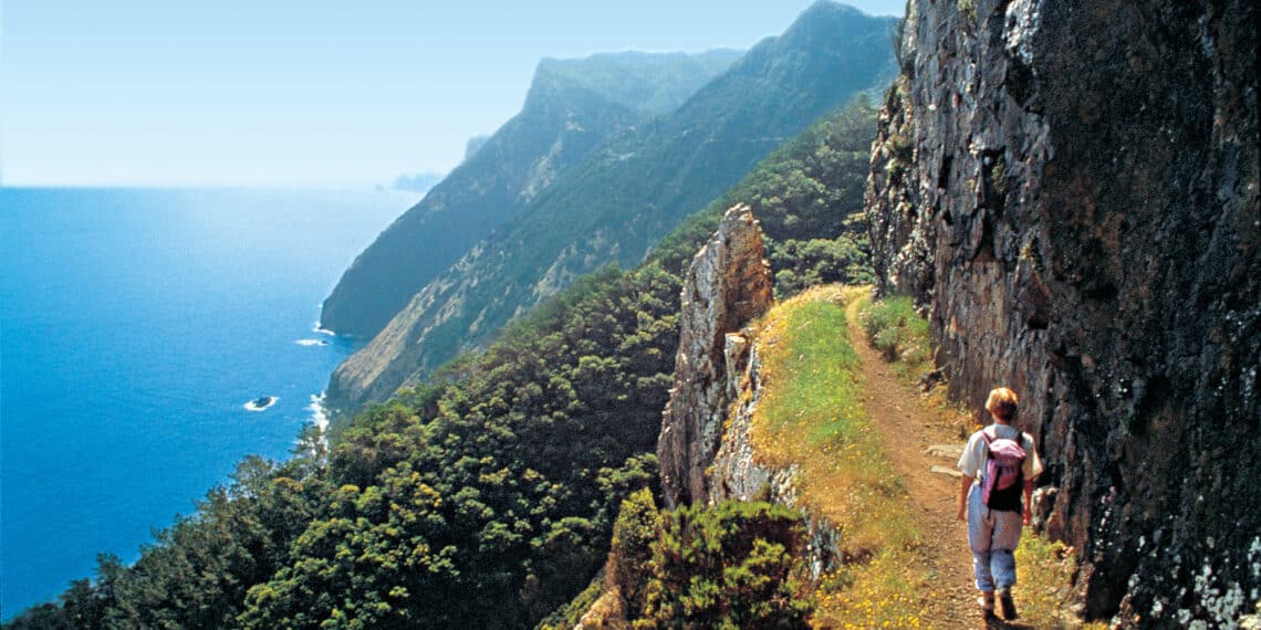 randonneur falaise île