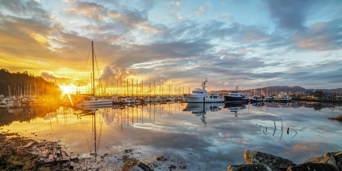 bateau fleuve coucher de soleil