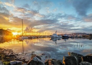 bateau fleuve coucher de soleil