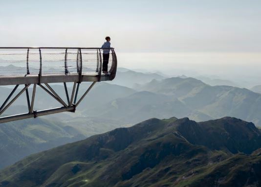 vue montagnes passerelle femme