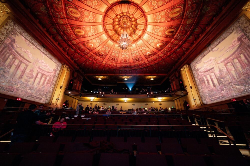 intérieur théâtre sièges scène