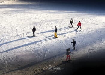 6 skieur vu de dessous sur un piste de neige blanche avec effets d'ombres et lumières