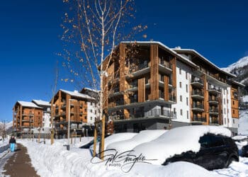 Chalets sous un ciel bleu avec neige au grand-angle