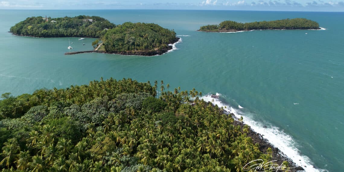 Une vue aérienne de l'archipel des Îles du Salut depuis la verticale de l'Île Saint-Joseph (Photo-tourisme.com)