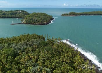 Une vue aérienne de l'archipel des Îles du Salut depuis la verticale de l'Île Saint-Joseph (Photo-tourisme.com)