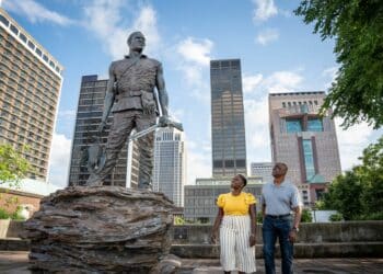 statue passants ville buildings