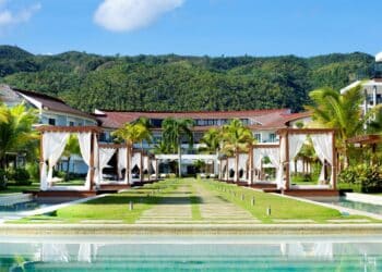 montagnes verdoyantes piscine hôtel