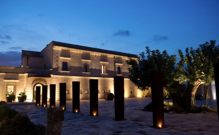 bâtiment illuminé la nuit avec allée