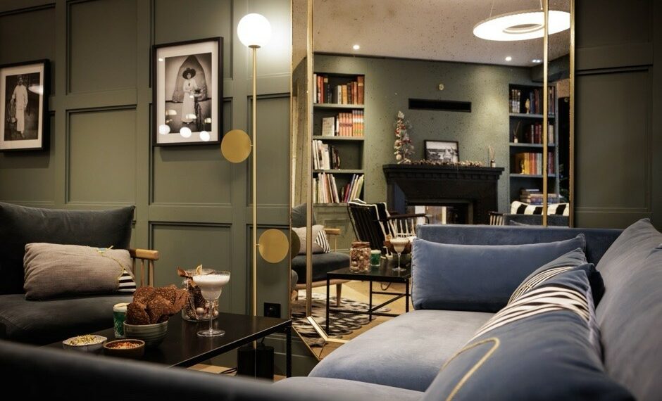 salon canapé livres