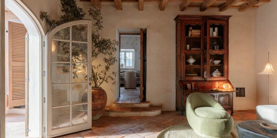 chambre poutres apparentes lit blanc