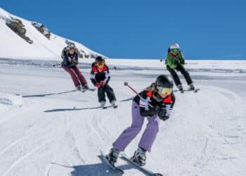 4 skieurs piste enneigée