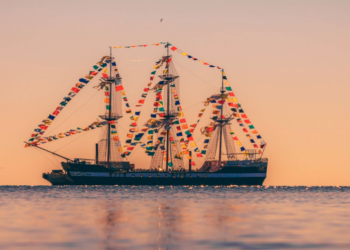 navire en mer voiles sorties