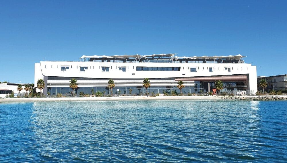 bâtiment blanc mer ciel bleu