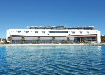 bâtiment blanc mer ciel bleu