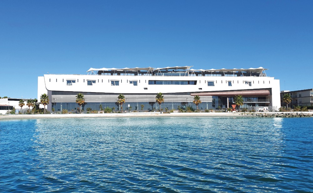 bâtiment blanc mer ciel bleu