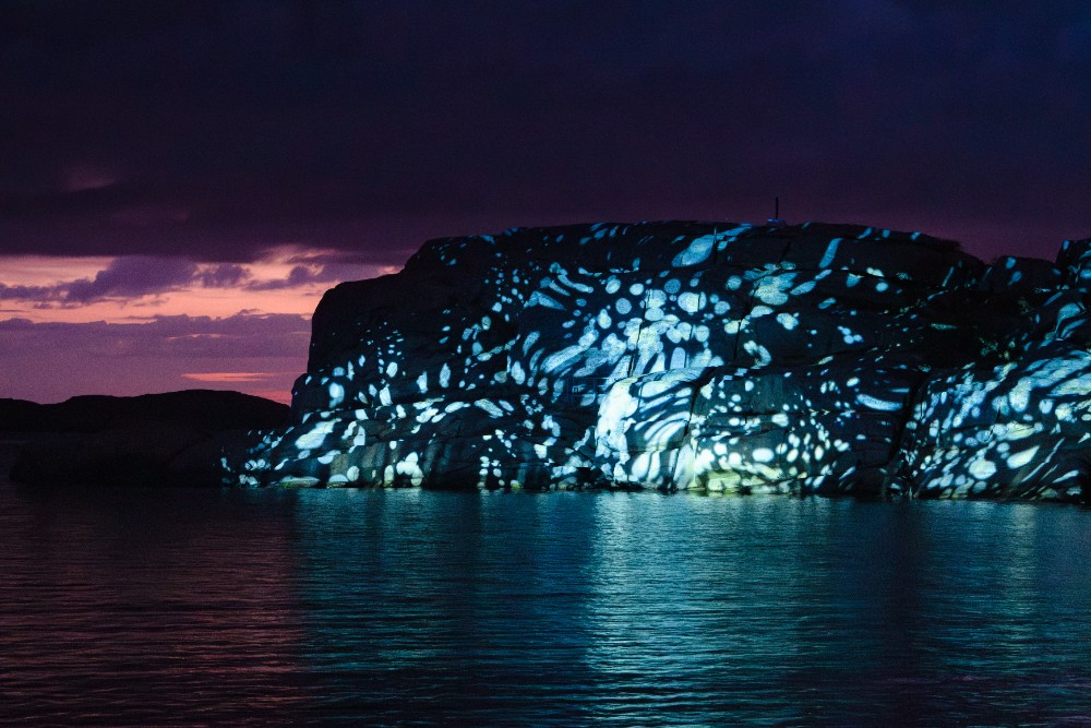 Nuit mer rocher lumineux