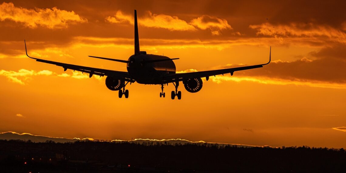 avion qui décolle coucher de soleil