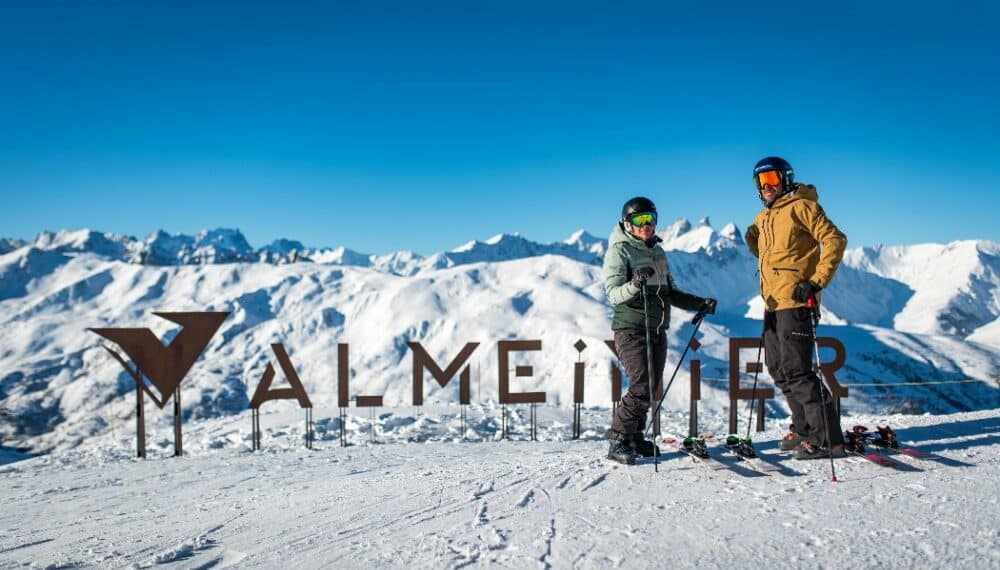 2 skieurs devant lettres Valmeinier