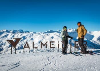 2 skieurs devant lettres Valmeinier