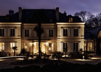 manoir éclairé la nuit