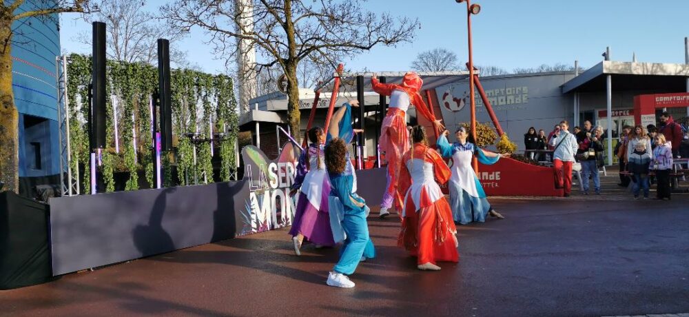 spectacle rue hommes et femmes déguisés