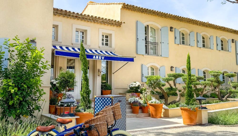 Soleil, élégance et charme AREV St. Tropez : l’âme de la Riviera réinterpretée À partir du 20 mars, AREV St. Tropez rouvre ses portes, offrant une escapade chic et paisible loin de l’agitation estivale. Dans ce domaine privé de cinq bâtiments, l’architecture provençale rencontre le style Yacht Club signé Studio Luis Bustamante. Les 35 chambres et suites uniques, aux accents nautiques et couleurs bleu, blanc, rouge, évoquent la Riviera des années 60 et 70, tandis que terrasses, jardins privés et lignes épurées prolongent la douceur méditerranéenne. Côté gastronomie, le restaurant The Strand sublime les classiques régionaux avec modernité, du thon frais aux spaghetti aux oursins, en passant par l’agneau grillé. Le Champagne Lounge et le Q’s Bar, inspirés des clubs de yachting, invitent à des soirées élégantes autour de cocktails créatifs et grands crus. Pour la détente, le AREV x Maison S.T Spa, niché au milieu des citronniers et oliviers, enveloppe d’un parfum de jasmin et de mimosa, complété par piscine chauffée, court de padel et hospitalité chaleureuse. AREV St. Tropez incarne un luxe discret et intemporel : la Riviera se savoure ici hors saison, avec grâce, style et sérénité.