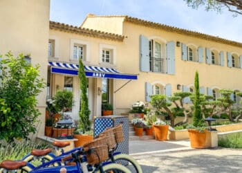 Soleil, élégance et charme AREV St. Tropez : l’âme de la Riviera réinterpretée À partir du 20 mars, AREV St. Tropez rouvre ses portes, offrant une escapade chic et paisible loin de l’agitation estivale. Dans ce domaine privé de cinq bâtiments, l’architecture provençale rencontre le style Yacht Club signé Studio Luis Bustamante. Les 35 chambres et suites uniques, aux accents nautiques et couleurs bleu, blanc, rouge, évoquent la Riviera des années 60 et 70, tandis que terrasses, jardins privés et lignes épurées prolongent la douceur méditerranéenne. Côté gastronomie, le restaurant The Strand sublime les classiques régionaux avec modernité, du thon frais aux spaghetti aux oursins, en passant par l’agneau grillé. Le Champagne Lounge et le Q’s Bar, inspirés des clubs de yachting, invitent à des soirées élégantes autour de cocktails créatifs et grands crus. Pour la détente, le AREV x Maison S.T Spa, niché au milieu des citronniers et oliviers, enveloppe d’un parfum de jasmin et de mimosa, complété par piscine chauffée, court de padel et hospitalité chaleureuse. AREV St. Tropez incarne un luxe discret et intemporel : la Riviera se savoure ici hors saison, avec grâce, style et sérénité.