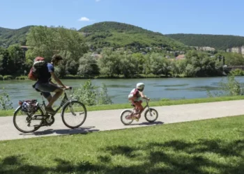 père et enfant à vélo fleuve végétation