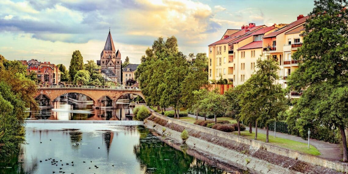 Cathédrale fleuve berges