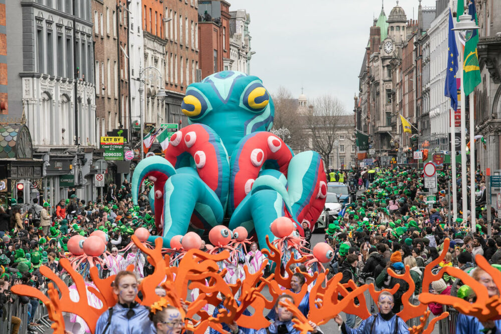 défilés char pieuvre géante rue de la ville