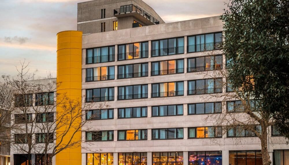 bâtiment extérieur jaune