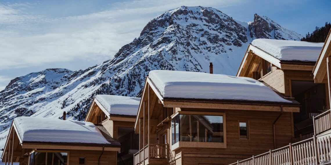 chalets de montagnes toits enneigés