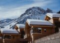 chalets de montagnes toits enneigés