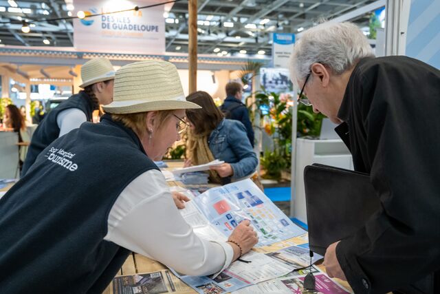 femme chapeau carte guide monsieur lunette