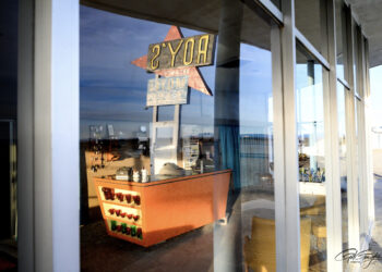 Une vitrine avec relfet du Roy's Motel & Café sur la route 66