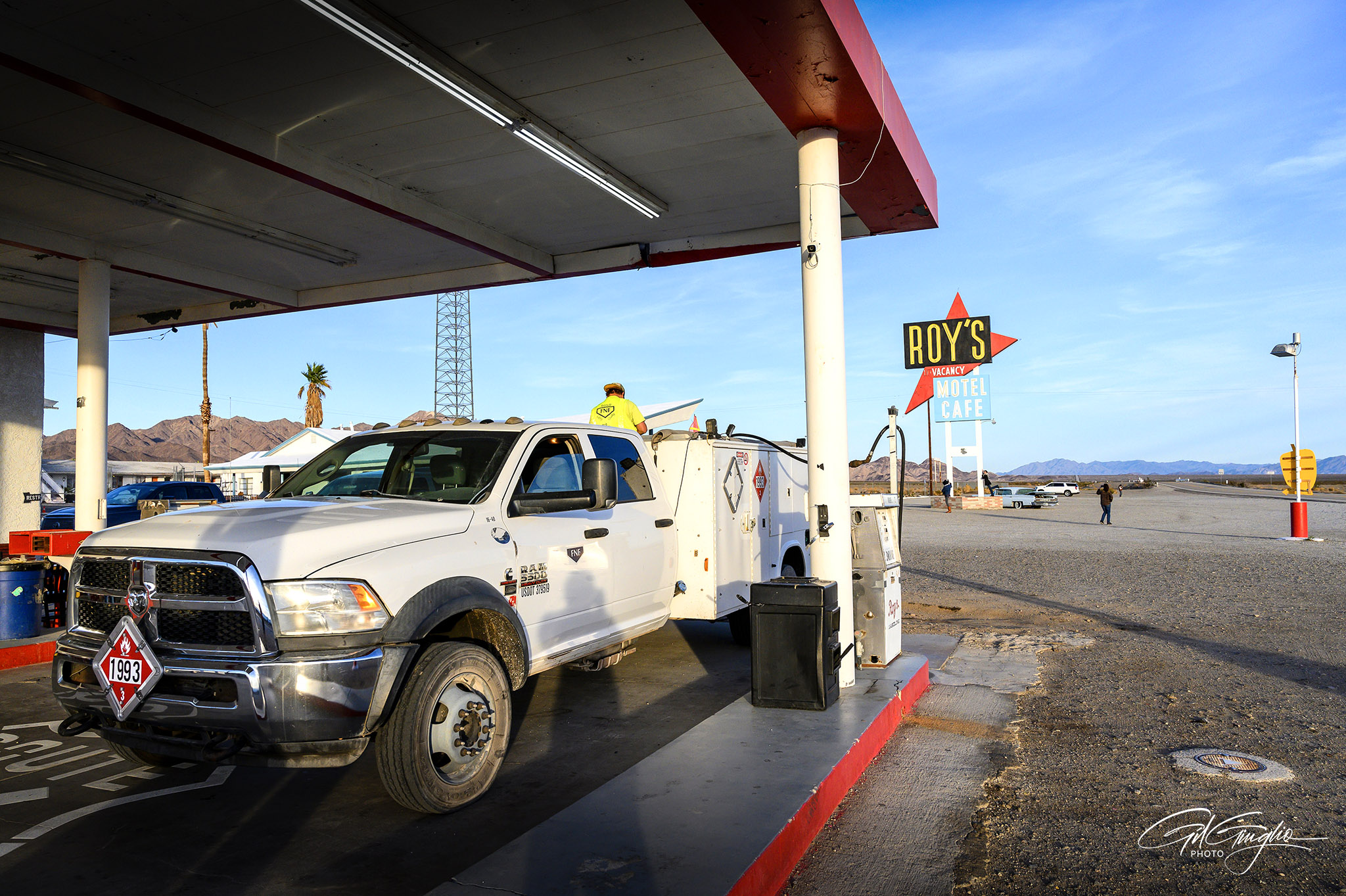 Véhicule et personnage dessus dans station essence