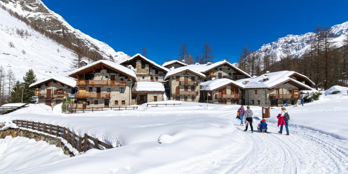 chalets enneigés montagnes jour