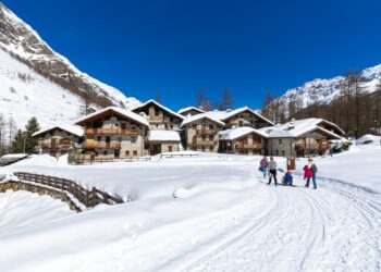 chalets enneigés montagnes jour