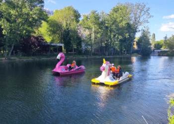 2 pédalos sur un lac