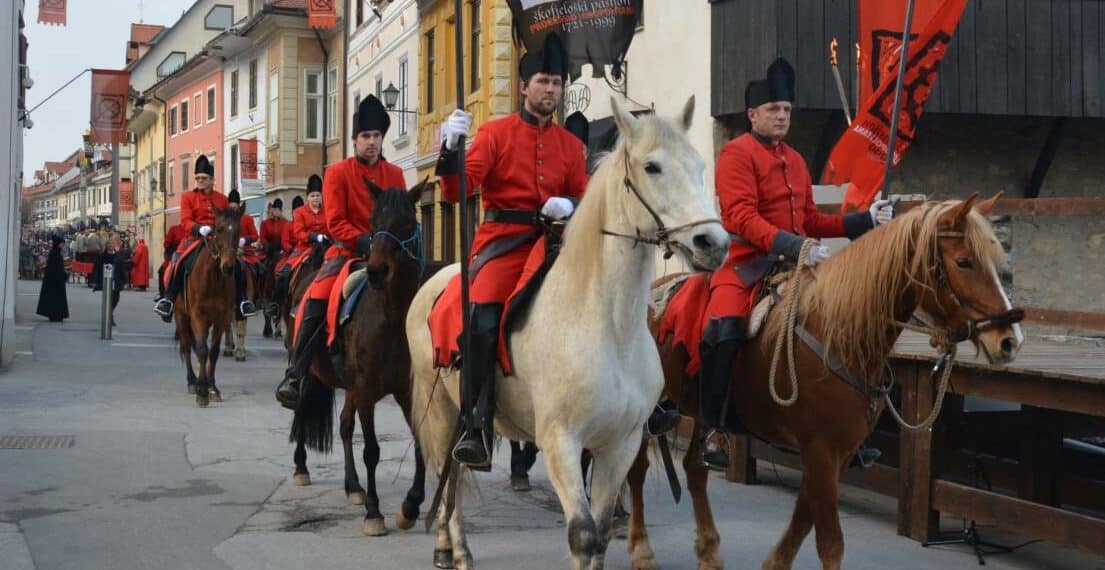 défilé médiéval spectacle chevaux